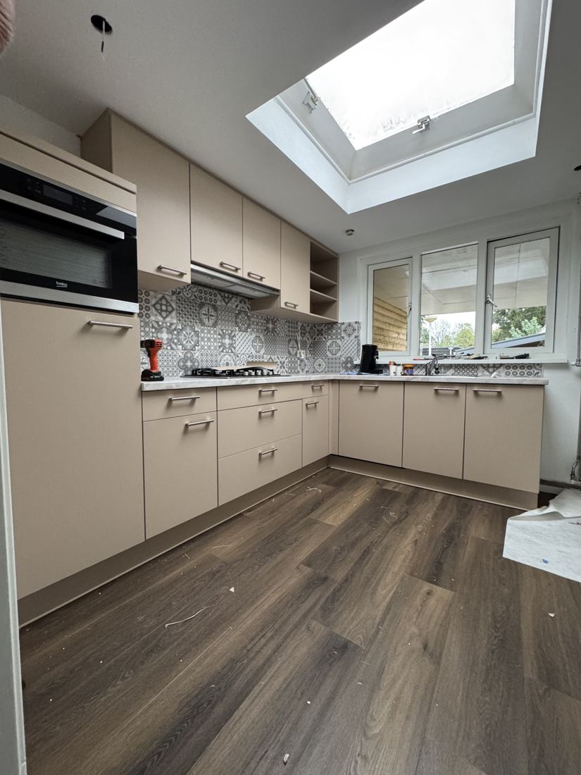 Dezelfde keuken in mat taupe met marmerlook werkblad