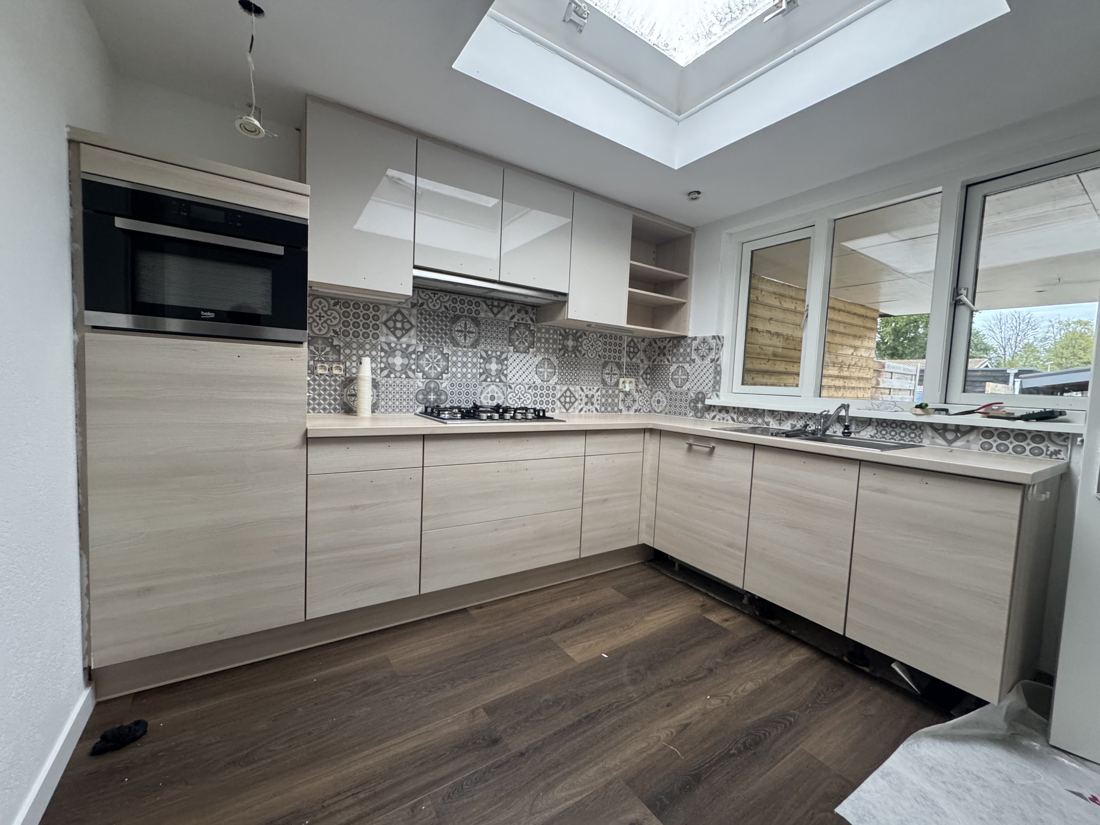 Keuken met houtdecor en hoogglans bovenkastjes, voor het wrappen