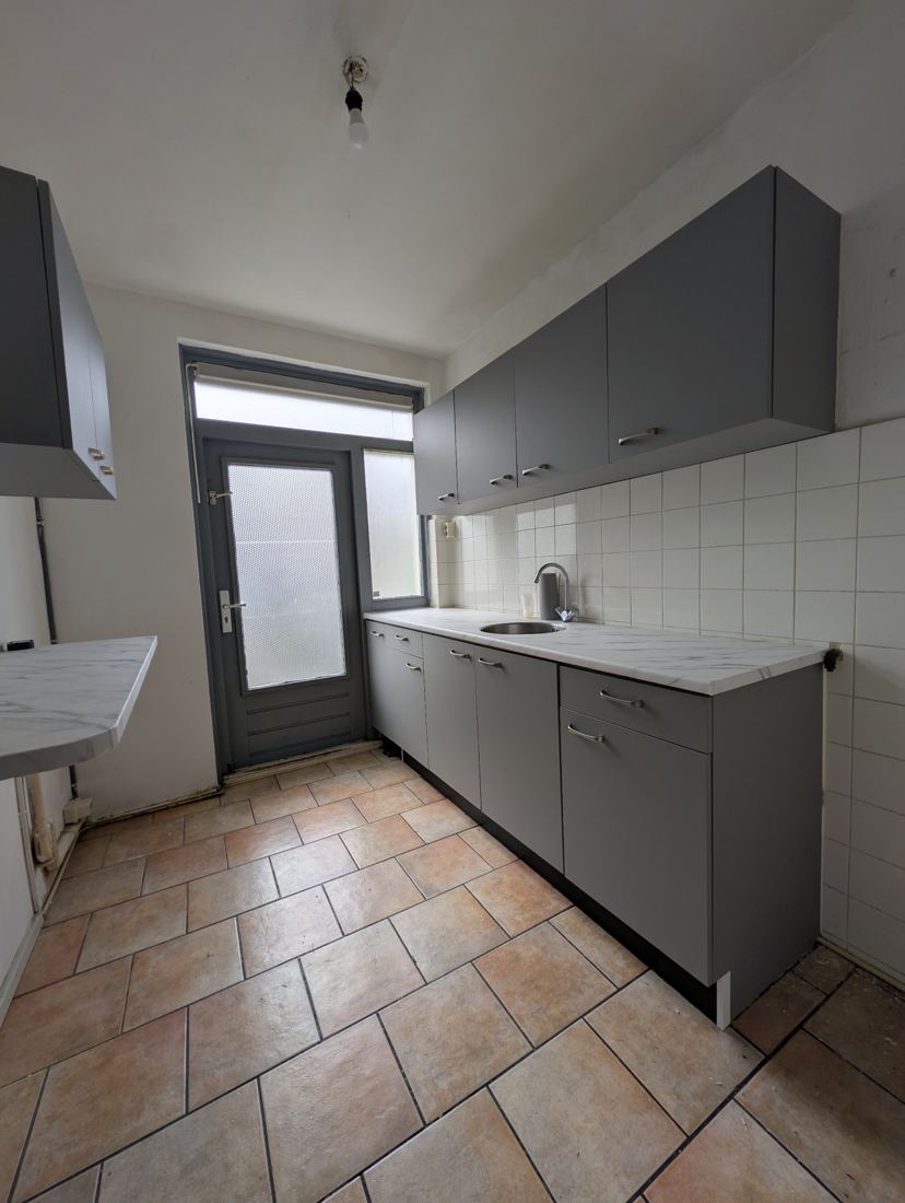 Dezelfde keuken in mat grijs met marmerlook werkblad