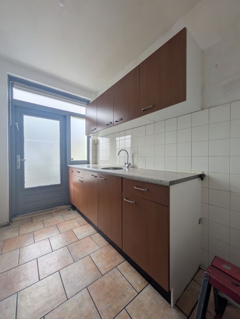 Keuken met bruine kastjes, voor het wrappen