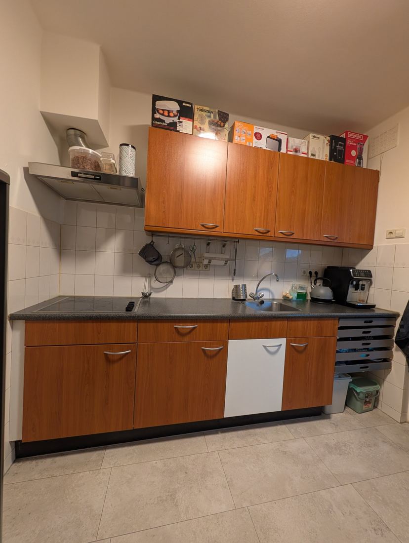 Keuken met kersenhouten kastjes, voor het wrappen