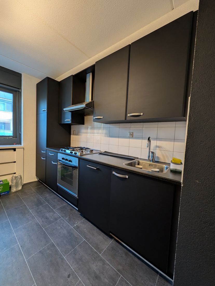 Dezelfde keuken in mat zwart