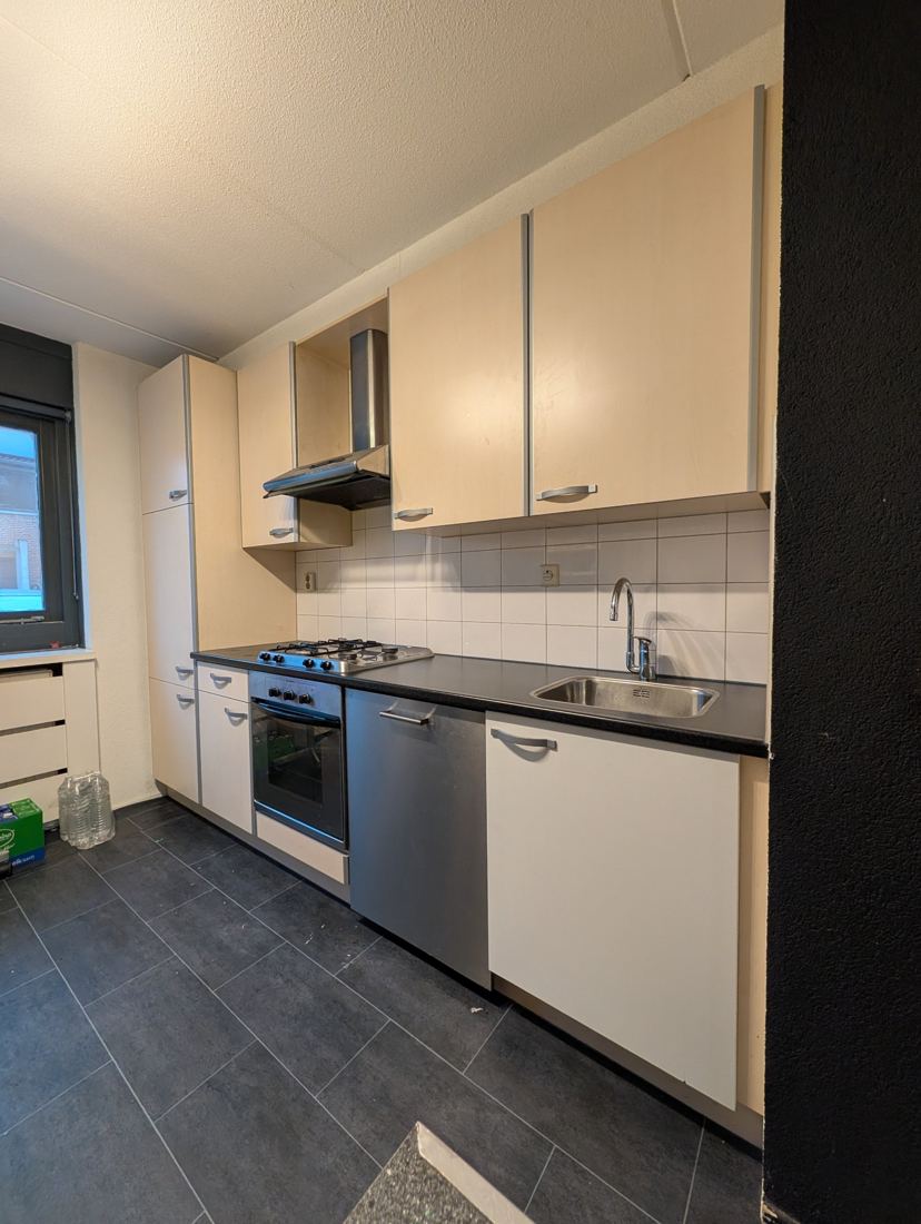 Keuken met crèmekleurige kastjes, voor het wrappen