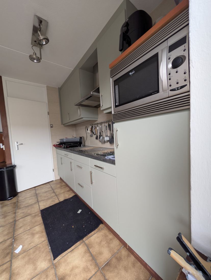 Keuken in mat saliegroen met inbouwmagnetron
